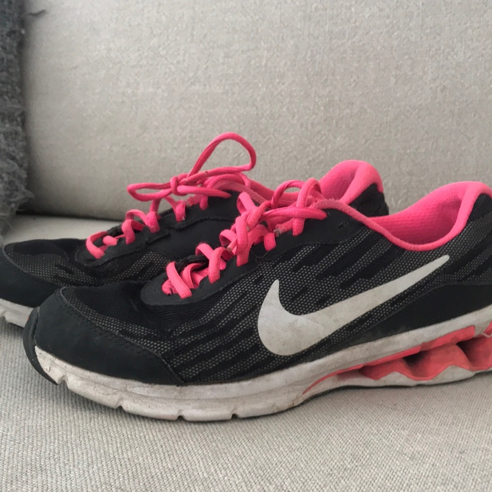 WOMANS RUNNING SHOES